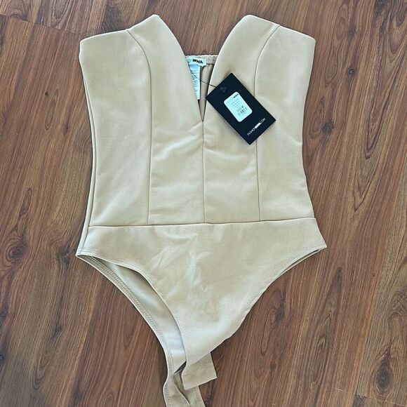Fashion Nova Tops - NWT Fashion Nova tan beige Fashion Nova low-cut bodysuit. Size m